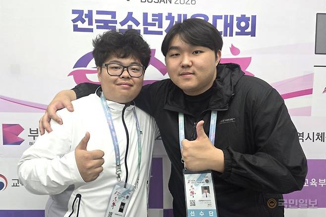 강원의 홍석우(왼쪽)가 24일 부산에서 열린 제55회 전국소년체육대회에서 e스포츠 FC 온라인 개인전 결승전에서 충남의 최연우를 3대 0으로 꺾고 1위에 올랐다. 홍석우는 기자회견에 참석해 정민수 감독과 함께 포즈를 취했다.
