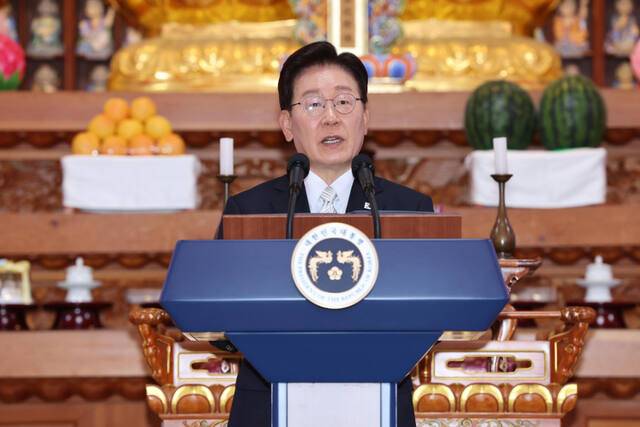이재명 대통령이 24일 경기 양주시 한 사찰에서 열린 불기 2570년 부처님오신날 봉축법요식에서 축사하고 있다. 연합뉴스