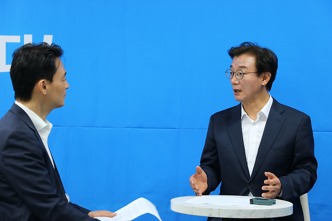 전재수 더불어민주당 부산시장 후보가 지난 22일 부산 부산진구 선거사무소에서 매일경제와 인터뷰하고 있다. [사진제공=전재수 후보 캠프]