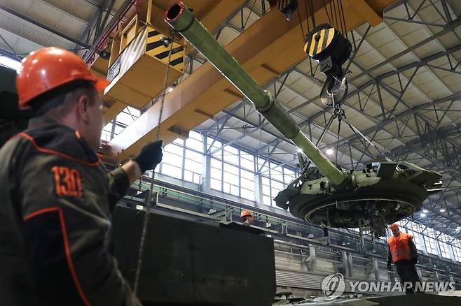 러시아 방위산업체 우랄바곤자보드 공장에서 T-72 전차를 조립하는 노동자들. 타스 연합뉴스