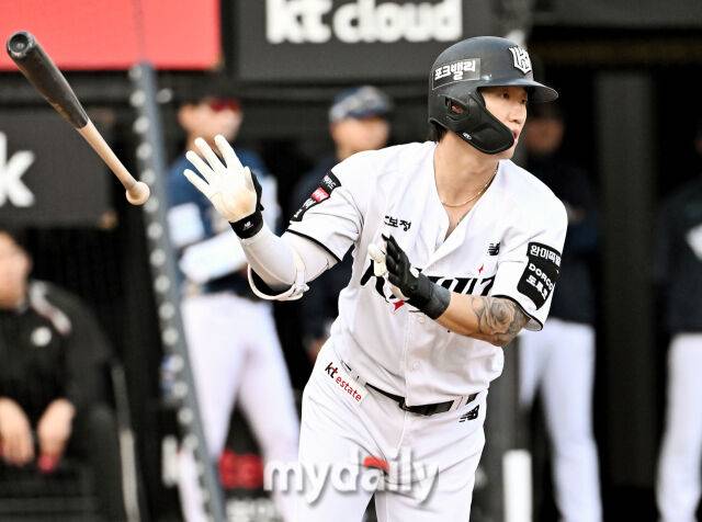 23일 오후 경기도 수원시 조원동 수원KT위즈파크에서 진행된 '2026 프로야구 KBO리그' KT위즈와 NC다이노스의 경기. KT 김민혁이 3회말 2사 3루서 1타점 적시타를 터뜨리고 있다./수원=송일섭 기자