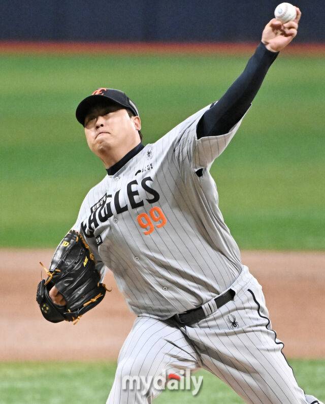 12일 오후 서울 고척스카이돔에서 진행된 '2026 프로야구 KBO리그' 키움 히어로즈와 한화 이글스의 경기. 한화 선발투수 류현진이 역투하고 있다./마이데일리