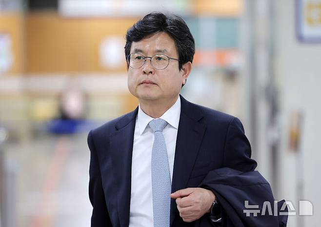 [서울=뉴시스] 홍효식 기자 = 12·3 비상계엄 당시 사후 계엄 선포문을 작성한 혐의로 기소된 강의구 전 대통령실 부속실장이 지난 3월 25일 서울 서초구 서울중앙지법에서 열리는 첫 공판에 출석하고 있다. 2026.05.24. yesphoto@newsis.com
