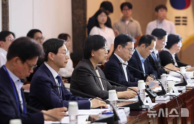 [서울=뉴시스] 조수정 기자 = 정은경 보건복지부 장관이 15일 오후 서울 종로구 정부서울청사에서 열린 제4차 국민연금기금운용위원회 회의를 주재하고 있다. 2026.05.15. chocrystal@newsis.com