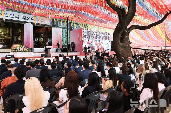 [서울=뉴시스] 최동준 기자 = 이재명 대통령이 24일 서울 종로구 조계사에서 열린 불기 2570년 부처님오신날 봉축법요식에서 축사를 하고 있다. (청와대통신사진기자단) 2026.05.24. photocdj@newsis.com