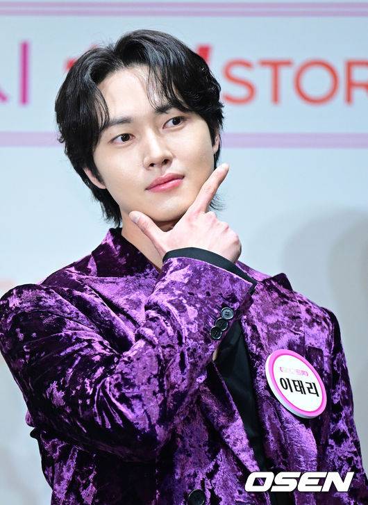 [OSEN=최규한 기자] 4일 오후 서울 라마다서울신도림호텔에서 tvN STORY ‘잘생긴 트롯’ 제작발표회가 열렸다.‘잘생긴 트롯’은 연예계 대표 12명의 남자 스타들이 트롯에 진정성을 가지고 도전하는 신(新) 음악 예능이다.배우 이태리가 포토타임을 하고 있다. 2025.02.04 / dreamer@osen.co.kr
