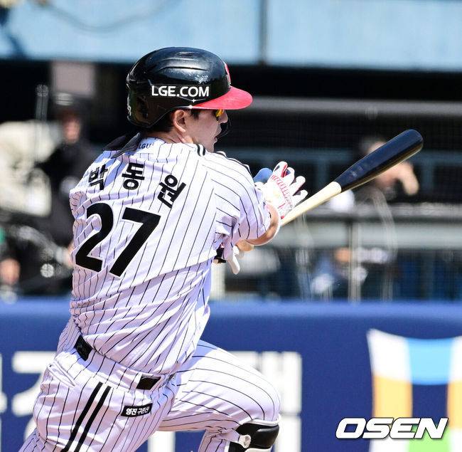 [OSEN=잠실, 지형준 기자] 23일 서울 잠실야구장에서 2026 신한 SOL KBO리그 LG 트윈스와 키움 히어로즈의 경기가 열렸다.LG는 임찬규, 키움은 배동현이 선발로 나섰다.3회말 2사 2,3루에서 LG 박동원이 2타점 역전 적시타를 날리고 있다. 2026.05.23&nbsp;/ jpnews@osen.co.kr