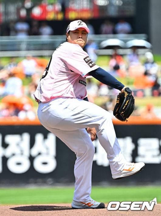 [OSEN=대전, 박준형 기자] 24일 대전 한화생명 볼파크에서 2026 신한 SOL KBO리그&nbsp;한화 이글스와 두산 베어스의 경기가 진행됐다. 이날 한화는 류현진을, 두산은 최승용을 선발투수로 내세웠다.1회초 한화 선발투수 류현진이 역투하고 있다.  2026.05.24 / soul1014@osen.co.kr