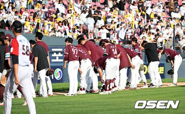 [OSEN=잠실, 이대선 기자] 프로야구 LG 트윈스가 키움 히어로즈 상대로 극적인 끝내기 승리를 거뒀다.  LG는 24일 서울 잠실구장에서 열린 2026 KBO리그 키움과 경기에서 6-4 끝내기로 승리했다. 9회말 2사 1,2루에서 박해민이 끝내기 스리런 홈런을 쏘아올렸다.  경기 종료 후 키움 선수들이 관중석을 향해 인사를 하고 있다. 2026.05.24 /sunday@osen.co.kr