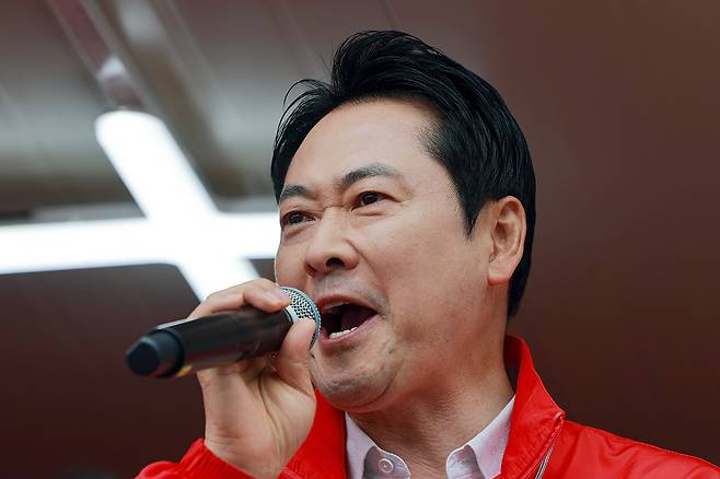 국민의힘 장동혁 상임선거대책위원장이 지난 23일 충남 보령중앙시장을 방문해 당과 엄승용 보령시장 시장 후보에 대한 지지를 호소하고 있다. 연합뉴스