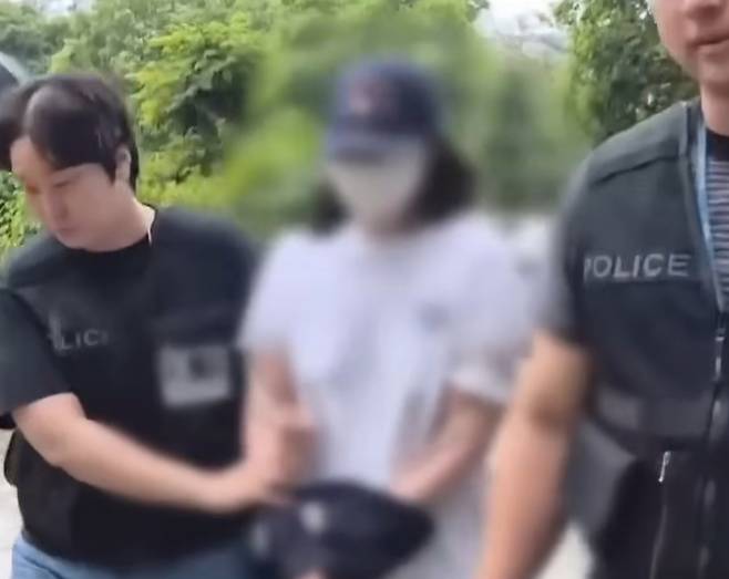 지난 20일 존속살해 혐의로 서울북부지법에 출석한 20대 여성이 ‘할아버지에게 위협받은 게 있었나’ 등을 묻는 취재진 질문에 고개를 끄덕였다. 채널A 보도화면 캡처