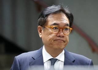 충남 공주·부여·청양 국회의원 보궐선거에 출마 의사를 밝혔으나 5월 8일 출마를 포기한 정진석 전 대통령 비서실장이 같은 날 서울 서초구 서울지방법원에서 열린 헌법재판관 미임명 직무유기 1심 공판에 출석하고 있다.&nbsp;뉴스1