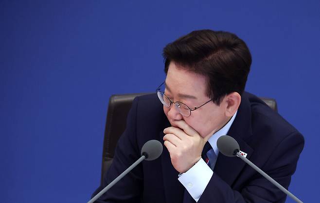 이재명 대통령이 12일 청와대에서 열린 국무회의 겸 비상경제점검회의에서 참석자 발언을 듣는 모습 ⓒ연합뉴스
