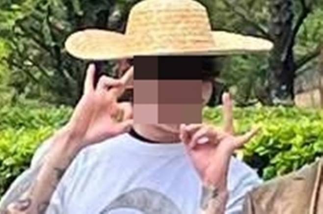 고 노무현 전 대통령 17주기 추도식이 열린 지난 23일 봉하마을 기념관에 극우 성향 온라인 커뮤니티 일베 이용자로 추정되는 방문객이 찾아와 일베를 상징하는 손가락 모양을 취하는 등 고인을 모독하는 행동을 하고 사진까지 찍고 갔다는 주장이 나왔다. ⓒ 조수진 변호사 페이스북