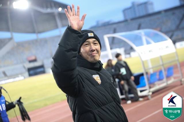 팬들에게 인사하는 차두리 화성FC 감독. /사진=한국프로축구연맹 제공