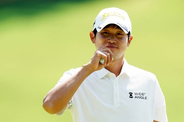 양지호가 24일 충남 천안시 우정힐스 컨트리클럽(파71)에서 열린 코오롱 제67회 한국오픈 선수권대회(총상금 14억 원) 최종 4라운드에서 퍼팅에 성공한 뒤 미소를 짓고 있다. /사진=대회조직위원회 제공