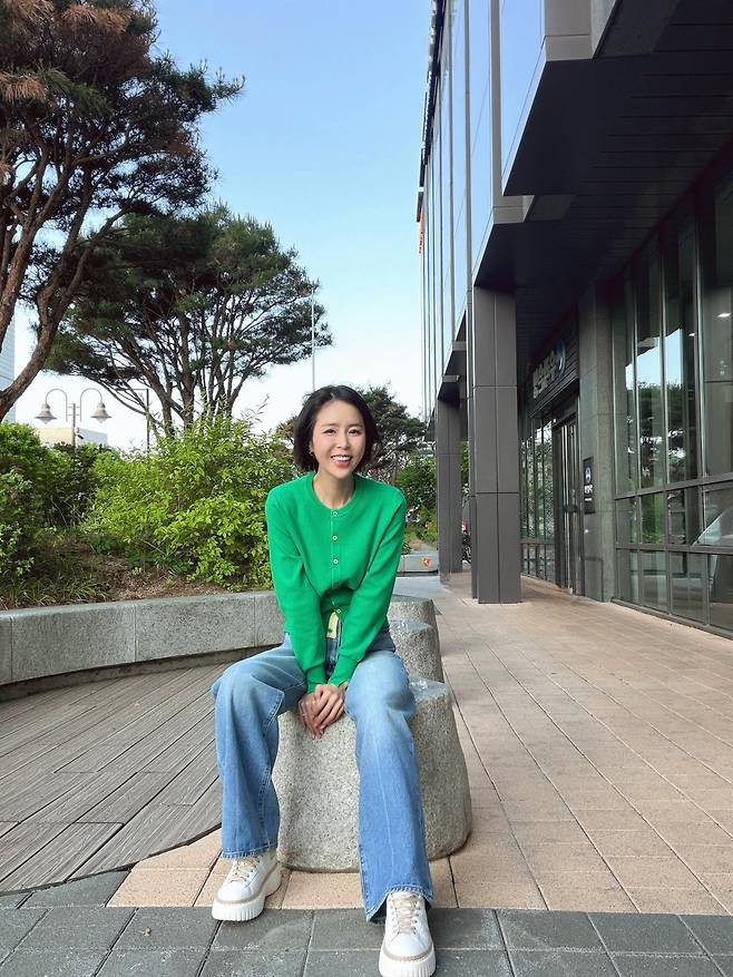 Shin Ji, a member of the group Koyote, showed off her unchanging youthful beauty by sharing an update on her social media after finishing a busy schedule that had continued since dawn. Shin Ji announced to her fans that she had finished work by posting a photo of herself smiling brightly while wearing a green cardigan.In the released photo, Shin Ji is seen maintaining a bright smile despite the grueling schedule that began at dawn. In particular, she captivated the attention of many by boasting flawless skin and a youthful appearance even in a close-up shot.Meanwhile, Shin Ji married singer Moon Won on the 2nd and recently garnered attention by revealing her newlywed home on the KBS 2TV variety show Stars Top Recipe at Fun-Staurant.