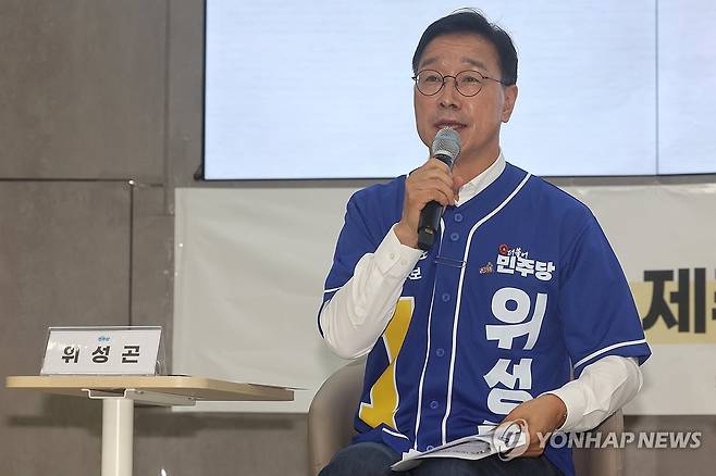 청년정책 설명하는 위성곤 후보 (제주=연합뉴스) 박지호 기자 = 21일 제주시 아라동 제주대 공대 3호관 대강당에서 2026제주대학생유권자행동 주최로 열린 제주도지사 후보자 초청 토론회에서 더불어민주당 위성곤 후보가 자신의 청년정책을 설명하고 있다. 2026.5.21 jihopark@yna.co.kr