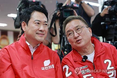 왼쪽부터 장동혁 국민의힘 당 대표와 김영환 후보 [연합뉴스 자료사진]