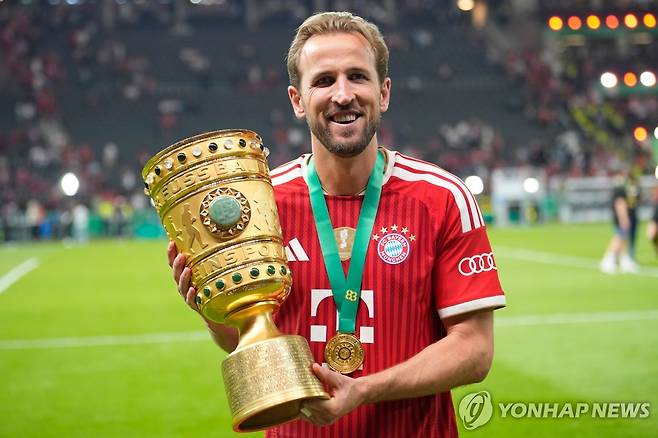DFB 포칼 우승 트로피를 들고 웃은 해리 케인 [AP=연합뉴스]