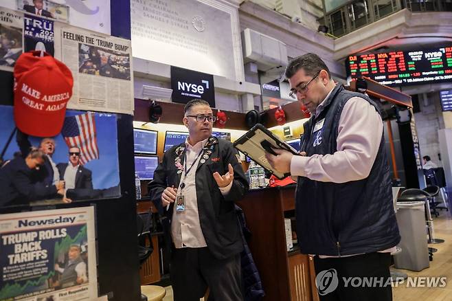트럼프 지지자들의 모자 등이 걸려 있는 뉴욕증권거래소(NYSE) [로이터 연합뉴스 자료사진. 재판매 및 DB 금지]