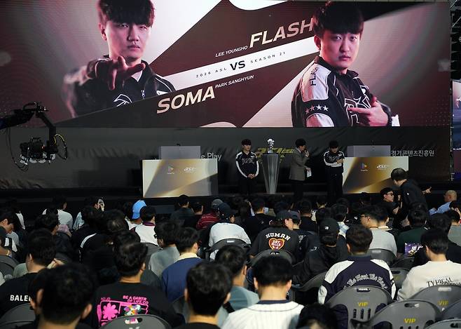박상현 vs 이영호 대결 승자는?     (고양=연합뉴스) 김주환 기자 = 24일 경기 고양시 킨텍스 제1전시장에서 열린 스타크래프트 리마스터 대회 ASL 21 결승전 현장에 디펜딩 챔피언 'Soma' 박상현과 'Flash' 이영호가 경기 시작 전 관객들에게 인사하고 있다. 2026.5.24 jujuk@yna.co.kr