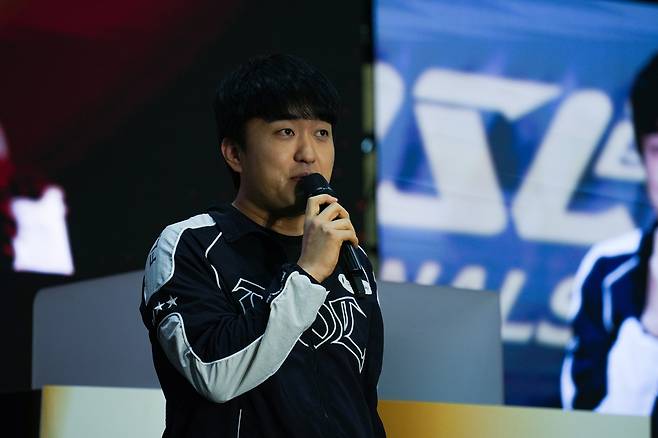 경기 시작 전 각오 다지는 이영호     (고양=연합뉴스) 김주환 기자 = 24일 경기 고양시 킨텍스 제1전시장에서 열린 스타크래프트 리마스터 대회 ASL 21 결승전 현장에서 통산 5회 ASL 우승에 도전하는 'Flash' 이영호가 경기 시작 전 인사하고 있다. 2026.5.24 jujuk@yna.co.kr