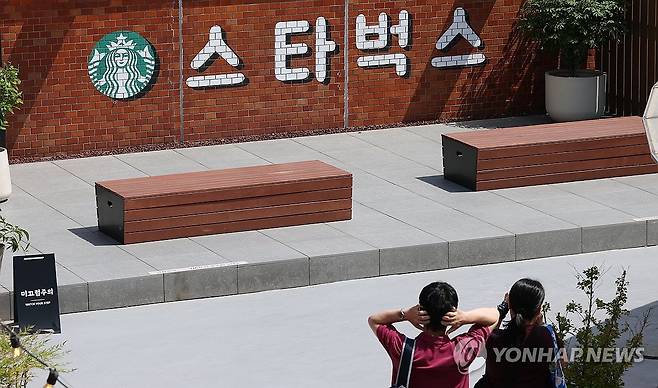 정부, 스타벅스 과거 '총리 표창' 취소 가능성 검토 (서울=연합뉴스) 이진욱 기자 = 정부가 최근 마케팅 문구로 인해 5·18 민주화운동 폄훼 의혹이 제기된 스타벅스코리아에 수여했던 정부 표창의 취소 여부를 두고 내부 검토를 진행한 것으로 알려졌다. 사진은 24일 서울 한 스타벅스 영업점 모습. 2026.5.24 cityboy@yna.co.kr