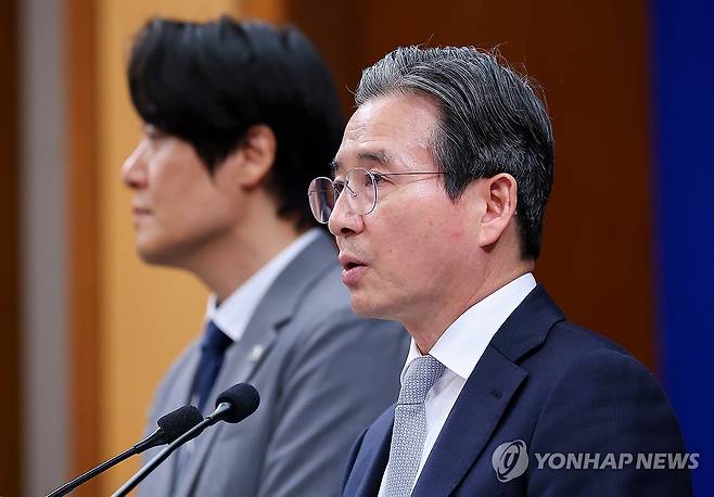브리핑하는 김용범 정책실장 (서울=연합뉴스) 김도훈 기자 = 김용범 정책실장이 27일 청와대 춘추관에서 이날 열린 이재명 대통령과 데미스 허사비스 구글 딥마인드 최고경영자(CEO) 면담 관련 브리핑을 하고 있다.
    왼쪽은 김우창 국가AI정책비서관. 2026.4.27 superdoo82@yna.co.kr