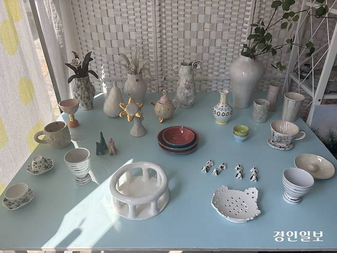 여주 탄즈(TANS)공방 내부모습. 탄즈 공방은 여주시 특산물을 활용한 도자기뿐만 아니라, 다양한 디자인의 도자기가 있다./신현정 기자 god@kyeongin.com