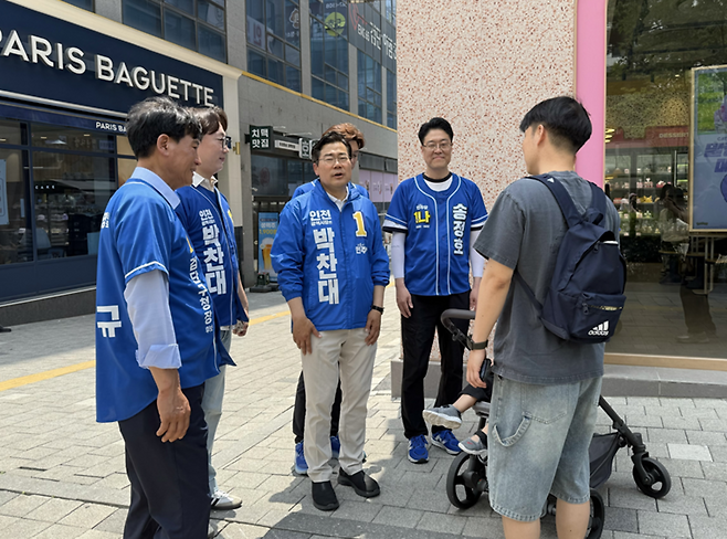 ▲ 더불어민주당 박찬대 인천시장 후보가 25일 인천 서구 아라역 인근 이음5로 사거리에서 집중 유세를 펼친 뒤 인근 상가를 돌며 시민들에게 지지를 호소하고 있다. /박예진 기자 yejin0613@incheonilbo.com
