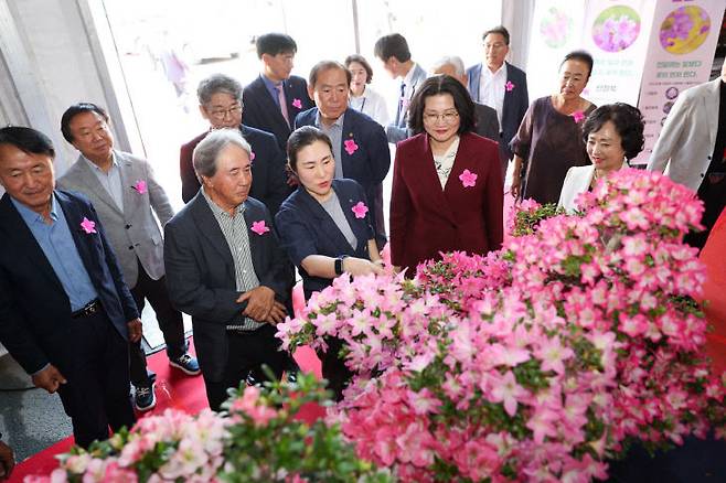 '제42회 단양 소백산철쭉제'가 연분홍 봄빛으로 단양을 물들이며 성황리에 막을 내렸다.철쭉전시장(사진=이정학기자)