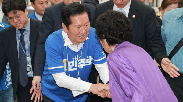더불어민주당&nbsp;정청래&nbsp;총괄상임선거대책위원장이 24일 전남 광양시 옥곡5일장을 방문해 시민과 인사하고 있다. 연합뉴스