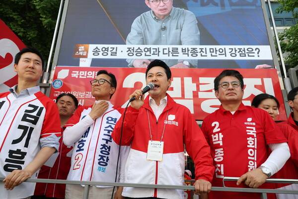 국민의힘&nbsp;장동혁&nbsp;대표가 24일 인천광역시 연수구 옥련시장 앞에서 열린 유세에 참석해 연설하고 있다. 연합뉴스