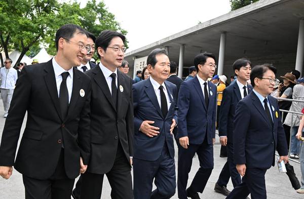 노무현 전 대통령 서거 17주기 추도식이 23일 오후 2시 김해시 진영읍 본산리 봉하마을 생태문화공원 특설무대에서 열렸다. 김경수 경남도지사 후보와 김상욱 울산시장 후보가 입장하고 있다. 추도식에는 권양숙 여사를 비롯한 유족과 이재명 대통령, 문재인 전 대통령, 우원식 국회의장, 김민석 국무총리 등이 참석했다. /김구연 기자