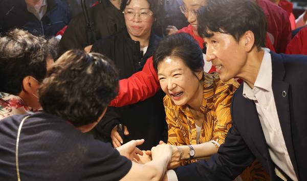 전직 대통령 박근혜 씨가 23일 국민의힘 추경호 대구시장 후보의 지원 유세를 위해 대구 북구 칠성시장을 찾아 시민과 상인들에게 인사하고 있다. /연합뉴스