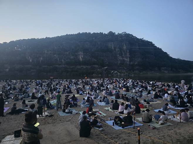 선유줄불놀이를 앞두고 안동 하회마을 부용대 아래 모래사장에 관광객들이 모여 공연 시작을 기다리고 있다. /이도훈 기자