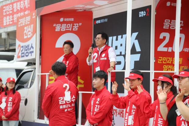 국민의힘 이상휘 국회의원(포항 남구·울릉)은 제9회 전국동시지방선거를 8일 앞둔 25일 울릉도를 찾아 국민의힘 후보들의 필승을 위한 지원 유세에 나섰다. 이상휘 의원실 제공