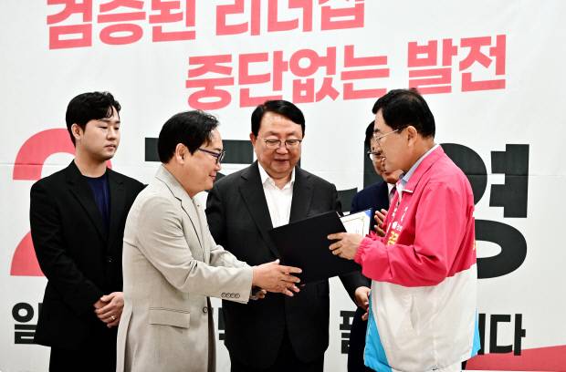 주낙영 경주시장 후보(오른쪽)가 지난 23일 선거사무소에서 시민사회·종교계·직능단체·전문가 그룹 등으로 구성된 '100인 위원회' 평가와 투표를 거쳐 선전한 '6·3지방선거 시민유권자운동본부'가 수여하는 '좋은후보상'을 수상하고 있다. 주낙영 후보 사무소 제공
