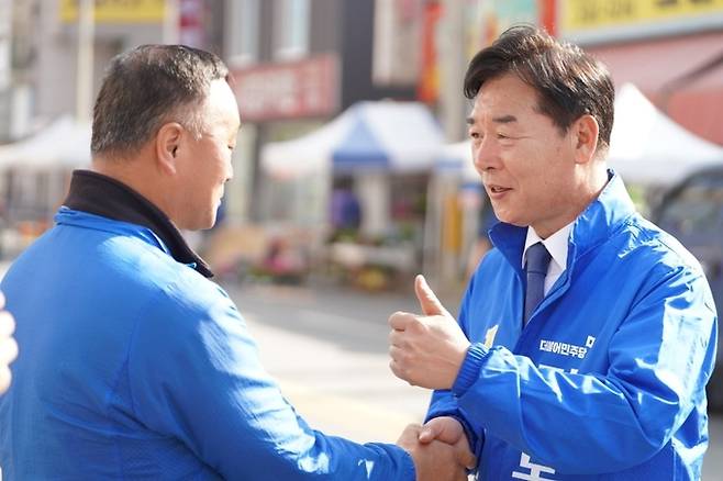 ▲ 오중기 더불어민주당 경북도지사 후보가 25일 오천 오일장에서 집중유세를 한 뒤 유권자들을 만나 지지를 호소하고 있다. 사진제공 오중기 선거사무소