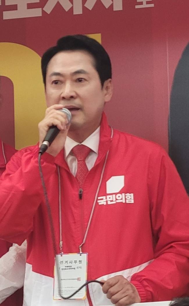 ▲ 장동혁 국민의힘 당대표가 구미새마을 중앙시장을 찾아 시민들에게 지지를 호소하고 있다. 이봉한기자