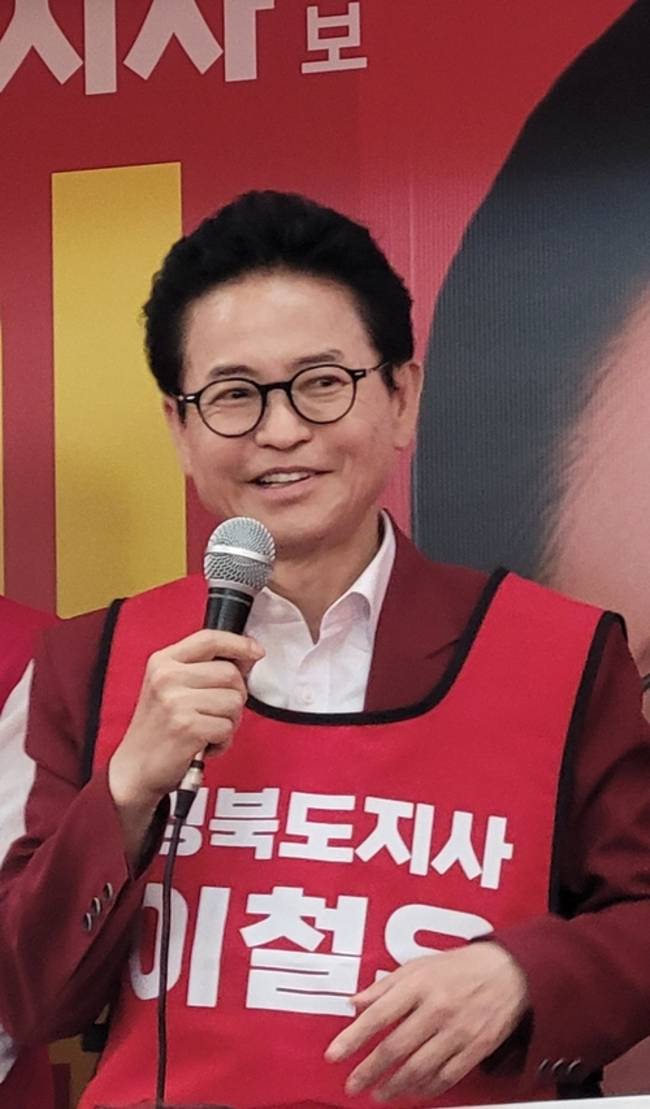 ▲ 이철우 경북도지사 후보가 구미새마을 중앙시장에서 지지를 호소하고있다. 이봉한기자