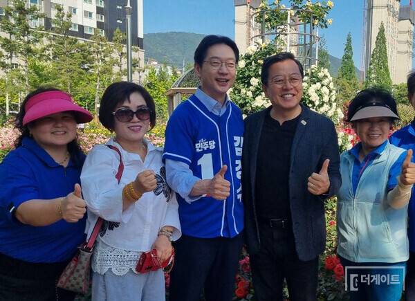 김경수 경남도지사 후보(사진 왼쪽에서 세번째부터)가 이기영 배우와 함께 창원 장미공원을 찾은 시민들과 기념촬영하는 장면(사진=더게이트)