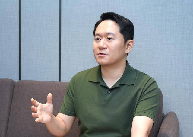 김환 CJ올리브영 CTO가 지난 20일 서울 코엑스에서 열린 ‘AWS 서밋 2026’에서 취재진 질문에 답하고 있다.[사진=올리브영]