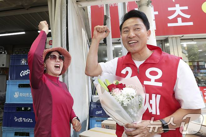 오세훈 국민의힘 서울시장 후보가 23일 서울 강서구 까치산시장을 찾아 지지를 호소하고 있다. (오세훈 캠프 제공. 재판매 및 DB 금지) 2026.5.23 ⓒ 뉴스1