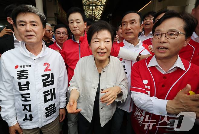 박근혜 전 대통령이 25일 오후 충남 공주 산성시장을 방문해 김태흠 국민의힘 충남도지사 후보, 충남지역 후보 지원유세를 하고 있다. 2026.5.25 ⓒ 뉴스1 김기태 기자