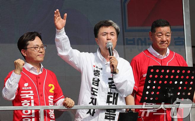 김태흠 국민의힘 충남도지사 후보가 25일 오후 충남 공주 산성시장을 방문해 지지를 호소하고 있다. 2026.5.25 ⓒ 뉴스1 김기태 기자