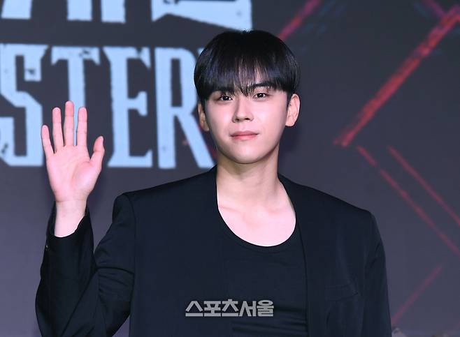 배우 김도훈이 18일 서울 마포구 호텔 나루 서울 엠갤러리에서 진행된 넷플릭스 ‘미스터리 수사단’ 제작발표회에서 취재진을 향해 포즈를 취하고 있다. ‘미스터리 수사단은’ 6인의 출연자가 과학적으로 설명할 수 없는 기묘한 사건들을 추적하고 해결하는 어드벤처 추리 예능으로 이용진, 존박, 이은지, 이혜리,김도훈, 카리나 등이 출연하며 정종연 PD가 연출을 맡았다. 2024. 6. 18. 박진업 기자 upandup@sportsseoul.com