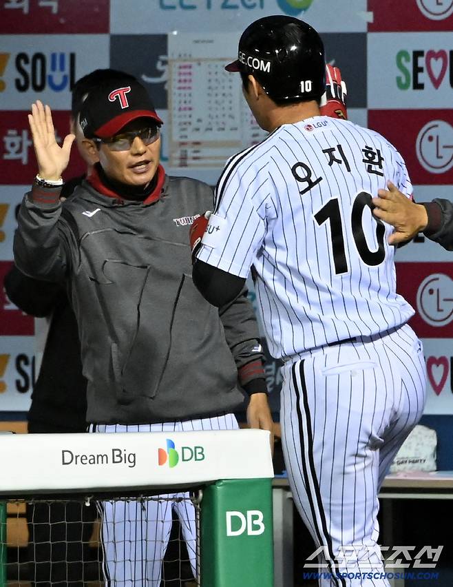 13일 잠실야구장에서 열린 삼성과 LG의 경기, 8회말 오지환이 솔로홈런을 치고 염경엽 감독과 기쁨을 나누고 있다. 잠실=허상욱 기자wook@sportschosun.com/2026.05.13/