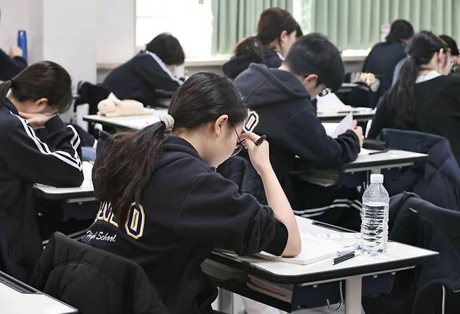 3월 전국연합학력평가가 치러진 24일 오전 서울 서초구 반포고등학교 3학년 학생들이 시험을 준비하고 있다. 2026.3.24. 사진공동취재단